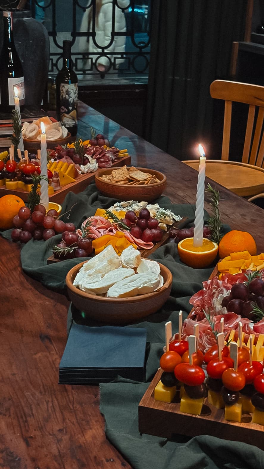 Mesa de Brote preparada con quesos, charcutería y vino