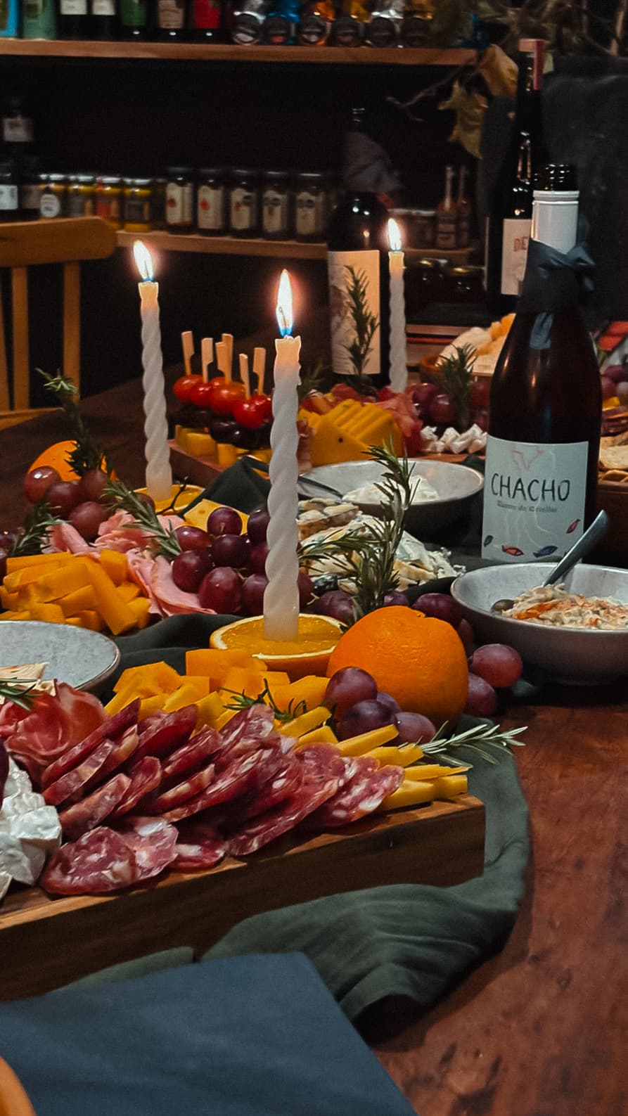 Mesa de Brote preparada para una picada con ternera braseada