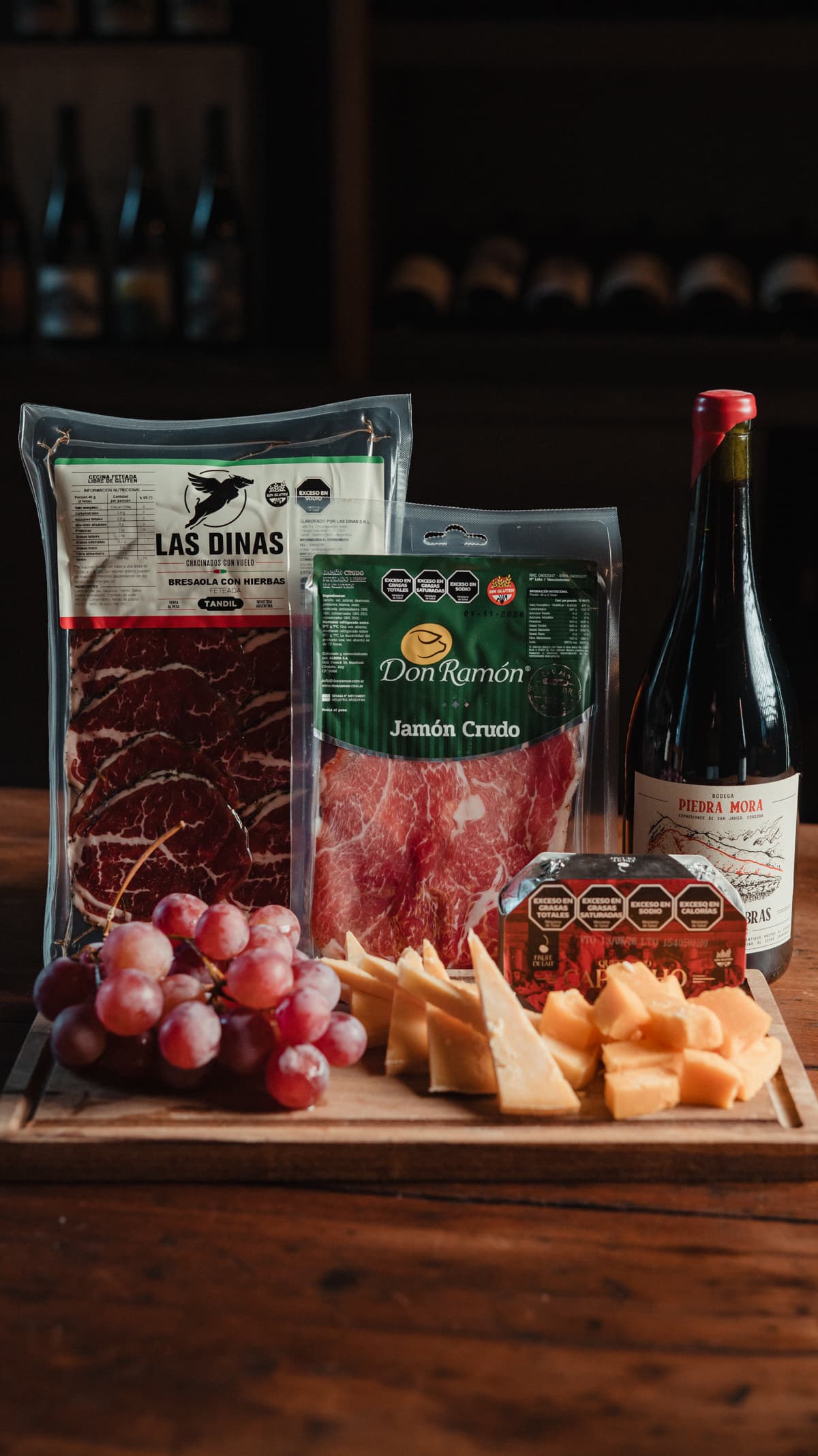 Quesos y charcutería seleccionados para una propuesta de regalo